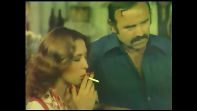 Le travesti turc vintage Kazim Kartal joue dans un film classique de 1978 avec Zerrin Dogan