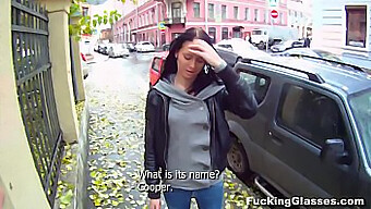 Heiße Teenagerin Mya Dark gibt einen Blowjob und wird auf einem Klavier im Wohnheim gefickt