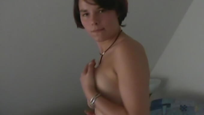 Házi videó dögös tinikkel (18+)