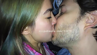 Pareja Asiática Joven Se Dedica A Besos Apasionados