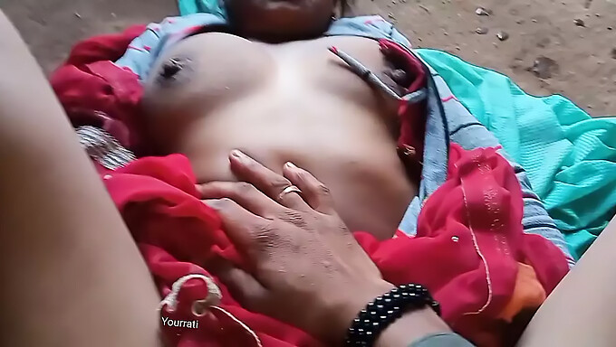 Un couple indien s'engage dans un sexe hardcore avec une pénétration profonde