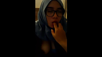 Gadis Indonesia Dengan Hijab Memberikan Blowjob Buatan Sendiri