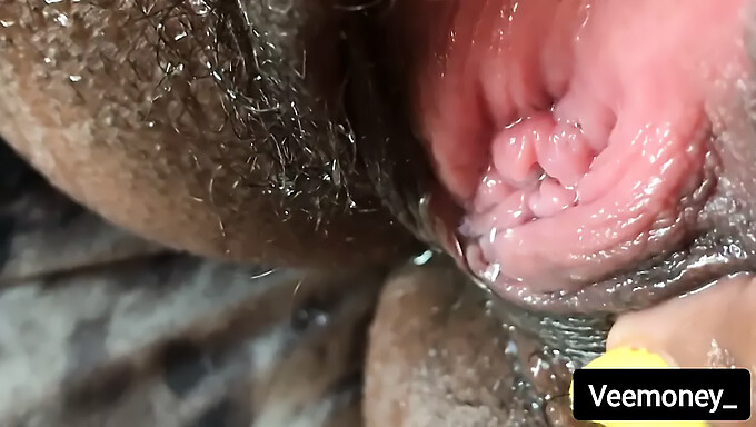 Solo-Masturbation mit Fingern und Pissen