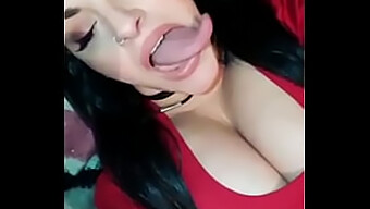 Una Adolescente Muestra Su Larga Lengua Y Garganta En Un Video Caliente. ¡no Te Pierdas Esta Escena Caliente!