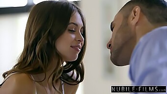 Encontro sexual desinibido da namorada infiel de Riley Reid com seu parceiro