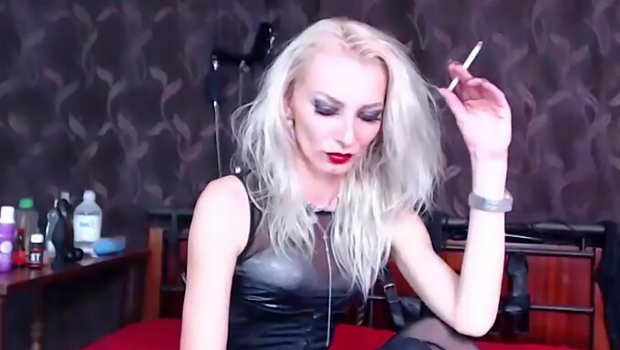 MistressQ01 60 fps-es videója egy füstölgő, forró, sovány femdomot mutat be