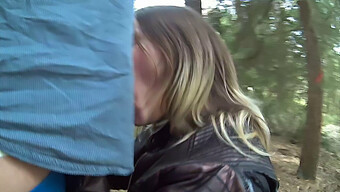 El Placer Oral Al Aire Libre De Barbara Con Un Hombre Experimentado