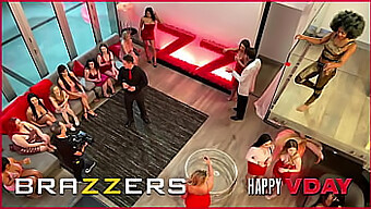 Bunny Colby, Keira Croft, Scarlit Scandal Y Aubree Valentine Se Unen A Dos Hombres Afortunados Para Una Reunión Erótica - Brazzers