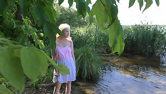 Une Escapade Spontanée Au Bord Du Lac Avec Une Blonde Dans Le Décor Allemand