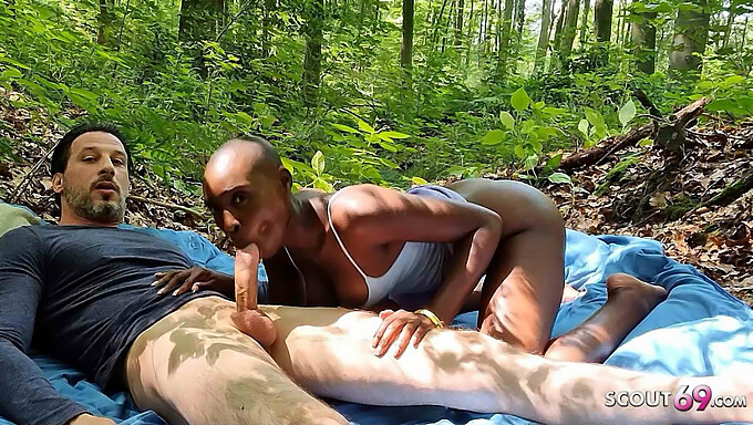 Interracial-Paar genießt Outdoor-Sex und Analsex in HD-Video