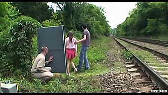 Trío Al Aire Libre Con Parejas Amateur Y Elementos Voyeuristas