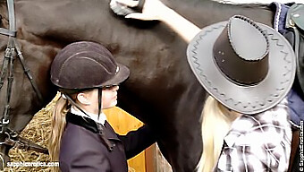 Duo De Lesbiennes Se Font Plaisir Dans Une Écurie De Chevaux