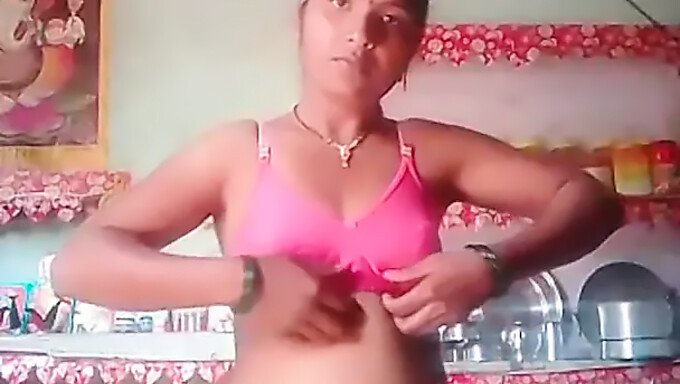 Une tante indienne capture son selfie nu pour vous