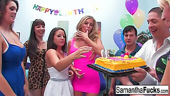 裸体宝贝samantha用狂野的狂欢庆祝她的生日