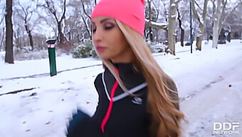 Alyssia Kent élvezi a hármas szexet két sráccal