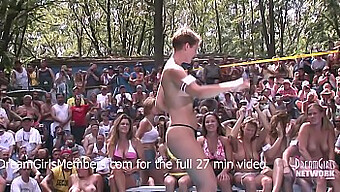 Nudistický rezort organizuje bikinovú súťaž, ktorá sa zmení na divokú exhibicionistickú ukážku