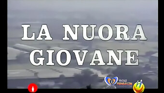 Vintage Italský Film Z Roku 1975 S Mladou Ženou V Provokativní Scéně