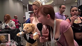 Гърдастата Азиатска Тийнейджърка Бритни Амбър И Teddylovebear На Avn Expo