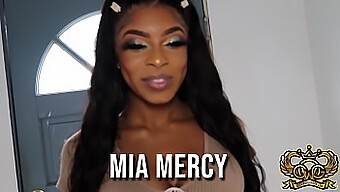 Mia Mercy neemt een enorme lul en slikt twee ladingen in een wilde sessie