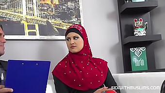 Wanita Dewasa Menikmati Pengalaman Muslim Yang Memuaskan.