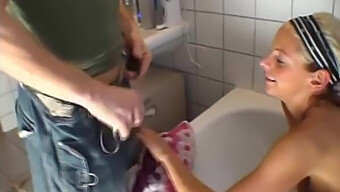 ¡rubia Amateur Recibe Una Mamada Casera Y Montando A Lo Vaquera En El Baño! ¡no Te Pierdas Esta Escena Caliente!