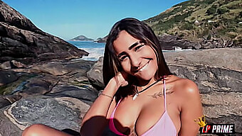 A exibição de praia de Tiffany leva a uma foda quente na buceta e uma gozada