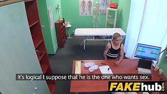 Un Médico Usa Un Hospital Falso Para Dar Placer A Las Imágenes De La Cámara Oculta De Su Coño. ¡no Te Pierdas Esta Escena Caliente!