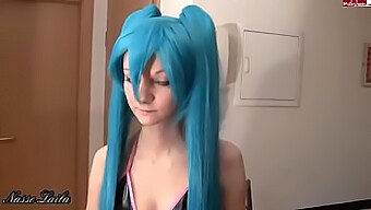 Remaja Jerman Menerima Facial Sambil Cosplay Sebagai Bintang Porno Hentai Miku Hatsune