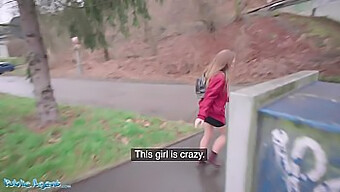 Une jeune fille punk espagnole se fait baiser en public par un agent