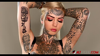 Busty Blondin Tatuerad Babe Blir Stygg