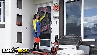 Pantat Dipenuhi Dengan Zakar Besar Dalam Video Halloween Yang Lucu.