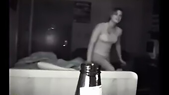 Una Traviesa Universitaria Se Involucra En Actividad Sexual Con Un Amigo En Un Dormitorio, Capturado A Través De La Visión Nocturna. ¡mira Cómo Se Divierte!