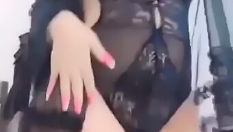 Une Superbe Beauté Iranienne Avec Un Gros Cul Et De Gros Seins Se Fait Habiller Et Masse