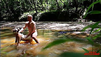 エキシビジョニストの熟女がホットな公園で遭遇!