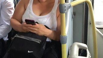 Les Seins Agités D'Une Milf Amatrice Dans Les Transports En Commun