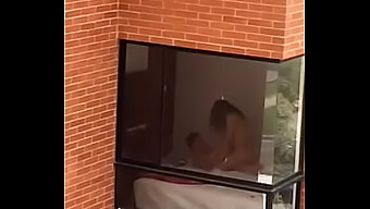 Jovencita Novia Atrapada Por La Ventana