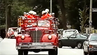 En Fræk 70'Er-Filmscene Med En Sexet Kone Og Universitetsstuderende