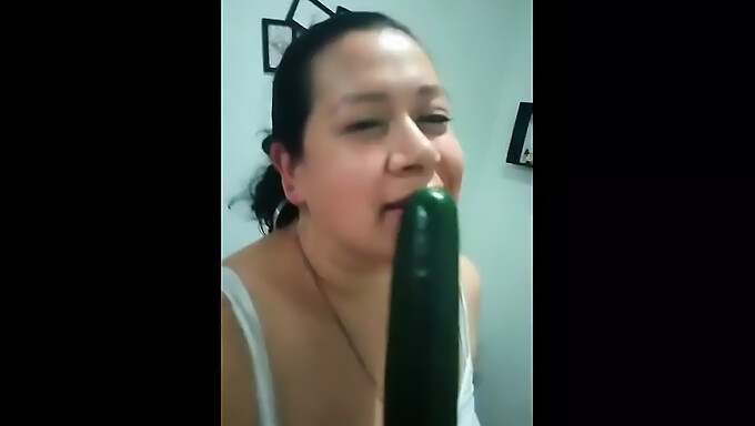 Latina gostosa desfruta de um brinquedo e um pênis grande em um vídeo