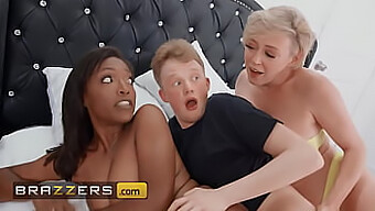 دي ويليامز تخوض ثلاثية ساخنة مع جيمي وابنتها بالتبني في هذا المشهد من Brazzers.