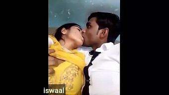 Isteri India Matang Dengan Payudara Besar Semulajadi Menjadi Nakal Di Dalam Kereta