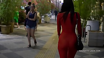 Exhibicionismo Al Aire Libre En Un Vestido Transparente Con Pezones Y Bragas Expuestos