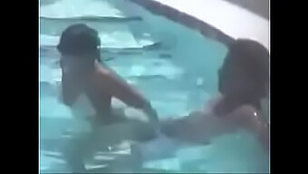 Pareja Vestida De Bikini Disfruta Del Sexo Anal En La Piscina Mojada