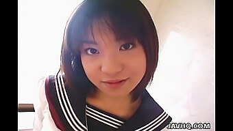 Hemmungslose Japanische Teenagerin Bekommt In Unzensiertem Video Ein Gesicht