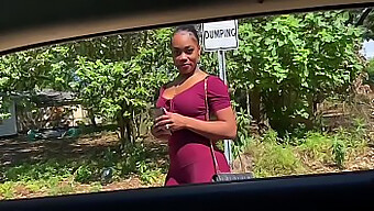 Joven negra realiza sexo oral para un paseo