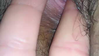 Experiencia Orgásmica De Una Joven Latina Con Un Coño Peludo Y Squirting