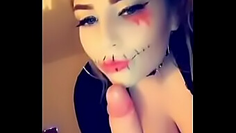 La salope amateur Amelia Skye profite d'Halloween avec des éjaculations faciales et un fétiche des pieds