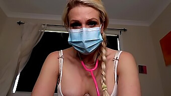 A Enfermeira Australiana Jessieleepierce Recebe Tratamento Médico Fetichista Em Vídeo Pov