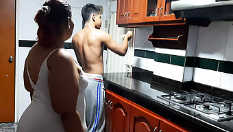 Pertemuan Seksual Suri Rumah Dengan Jiran Di Dapur