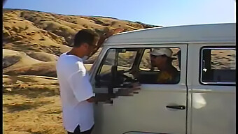 Il Gruppo Di Spiaggia Perverso Si Concede Piacere Da Solo E Scopata Hardcore