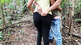 Una Joven Se Involucra En Sexo Público Y Realiza Sexo Oral En Un Hombre En El Bosque. ¡no Te Pierdas Esta Escena Caliente!